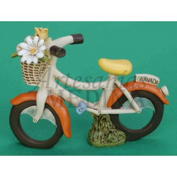 Figura bicicleta blanca tradicional con cesta de flores